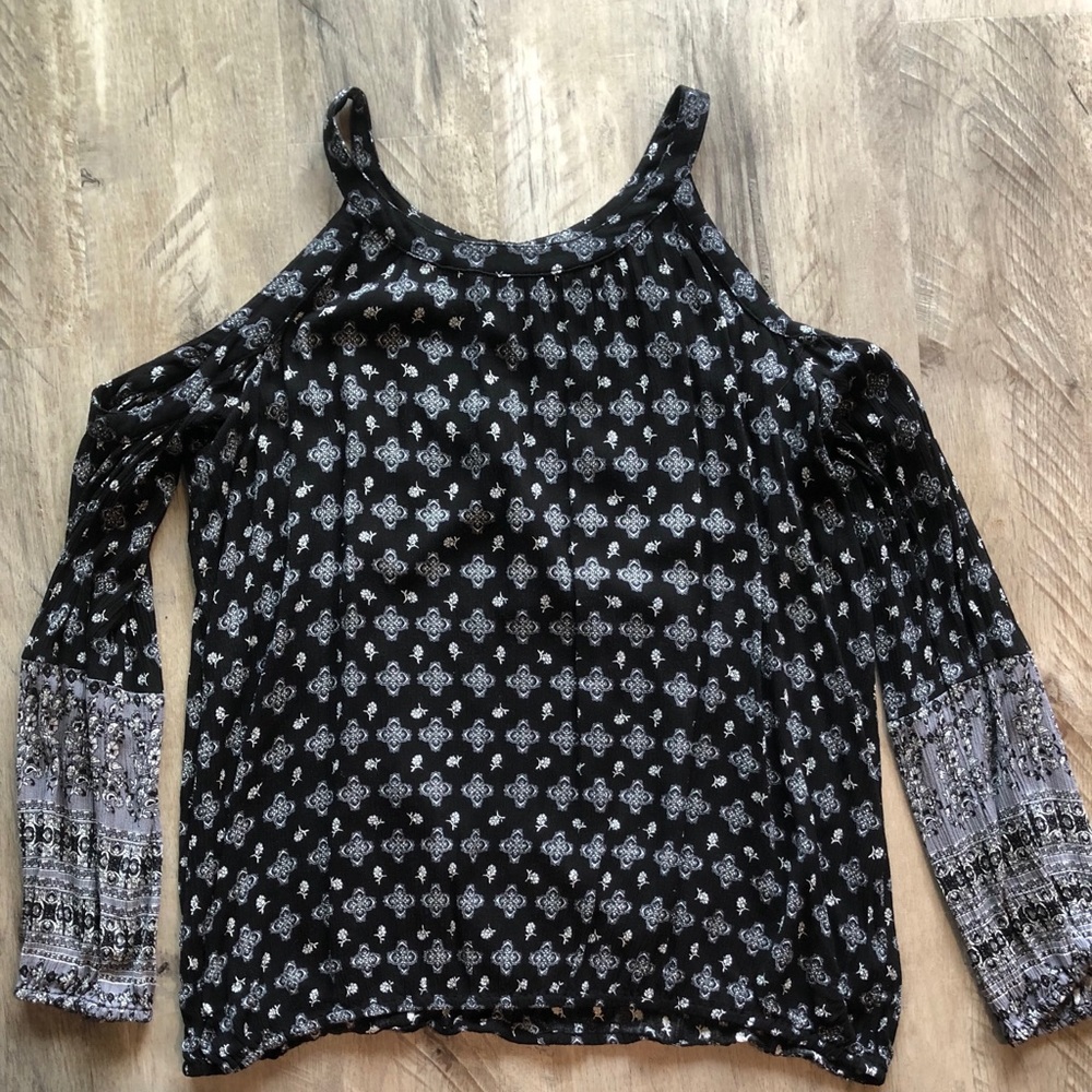 Off the should black and white top